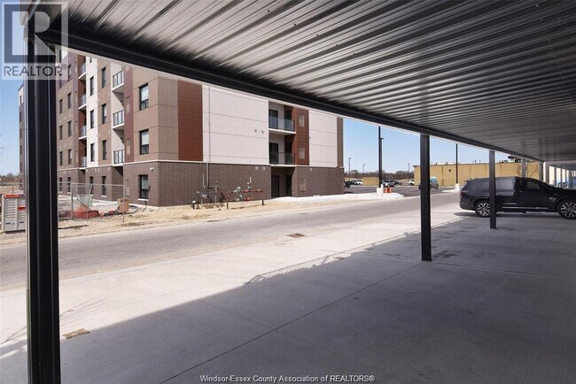 Building Photo - 725 Brownstone Dr