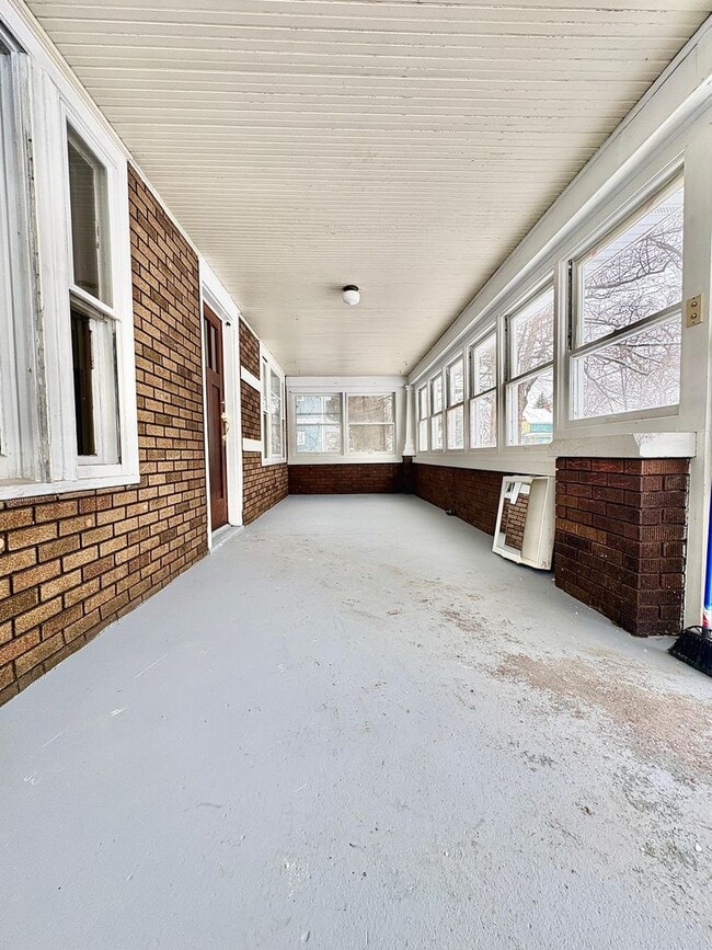 Building Photo - 614 E Broadway St