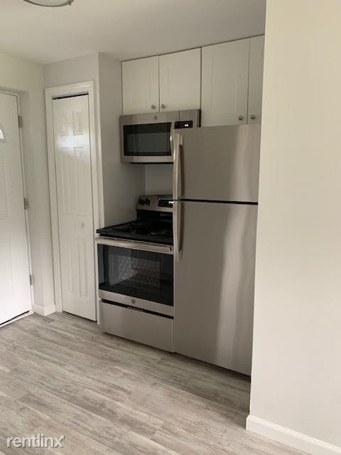 Building Photo - 1 br, 1 bath  - 125 Cosey Beach Ave Apt B2