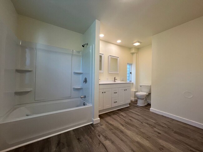 Building Photo - Now showing - 3BR 1.5 bath house in Souths...