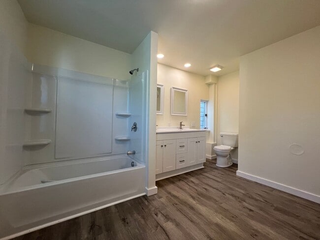 Building Photo - Now showing this updated 3BR 1.5 bath house!