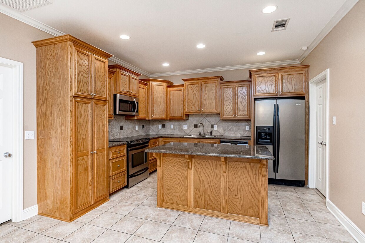 Foto principal - Two Bedroom Home in a Gated Community! Com...
