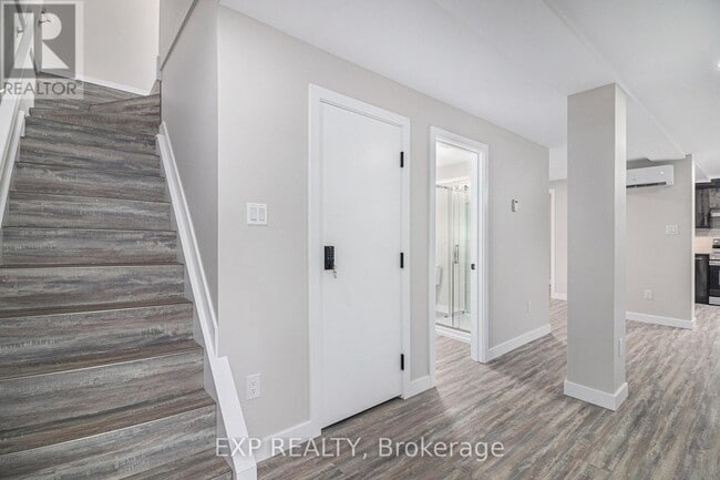 Building Photo - 1513 Queenswood Crescent