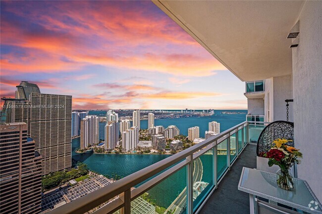 Building Photo - 950 Brickell Bay Dr