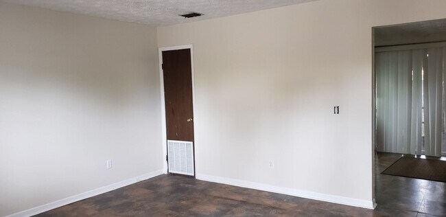 Building Photo - $1200 - 2/1.5 - Fresh Unfurnished - Arling...