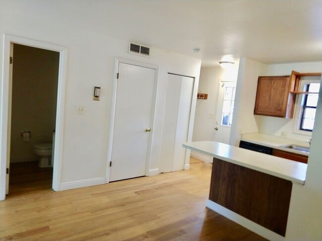 Building Photo - Updated 3 Bedroom Condo in the Wimbledon N...
