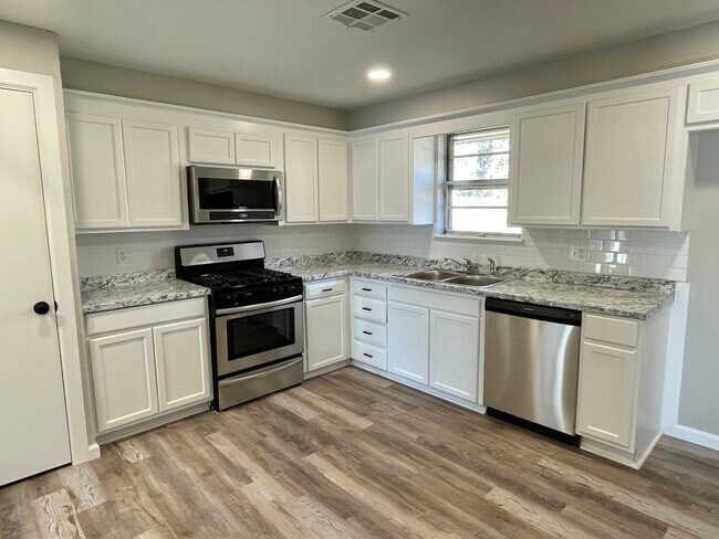 Building Photo - Renovated 3 Bed 1 Bath!!