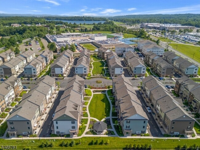 Foto del edificio - 32 Cortland Ct