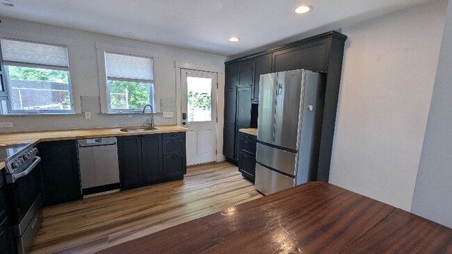 Building Photo - 581 Kearsarge Way