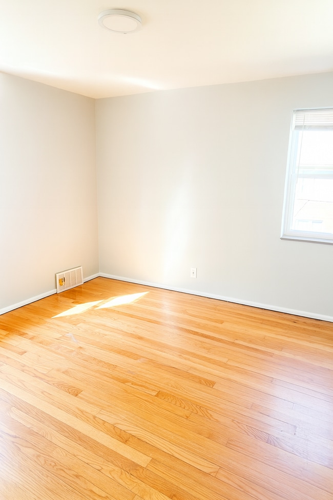Foto del edificio - 7055 Amherst Ave