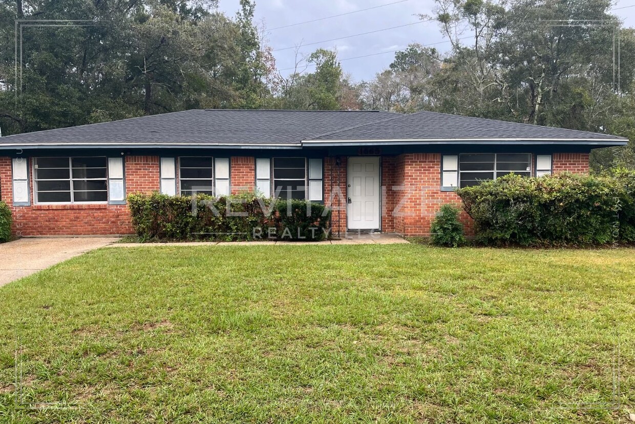 Foto principal - Newly Updated 3 Bedroom/2 Bathroom Home in...