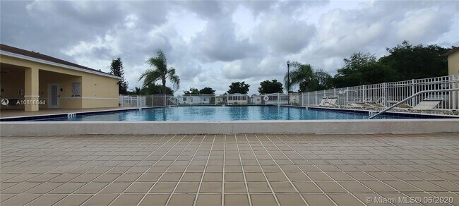 Foto del edificio - 6627 Winfield Blvd