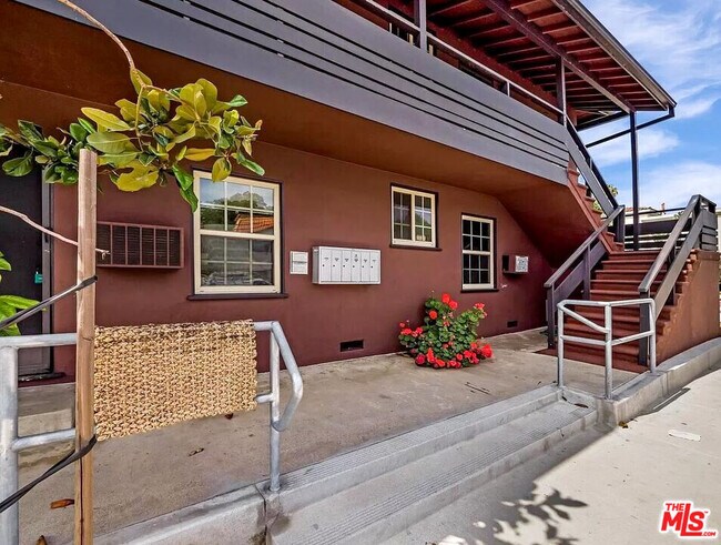 Building Photo - 13804 Moorpark St