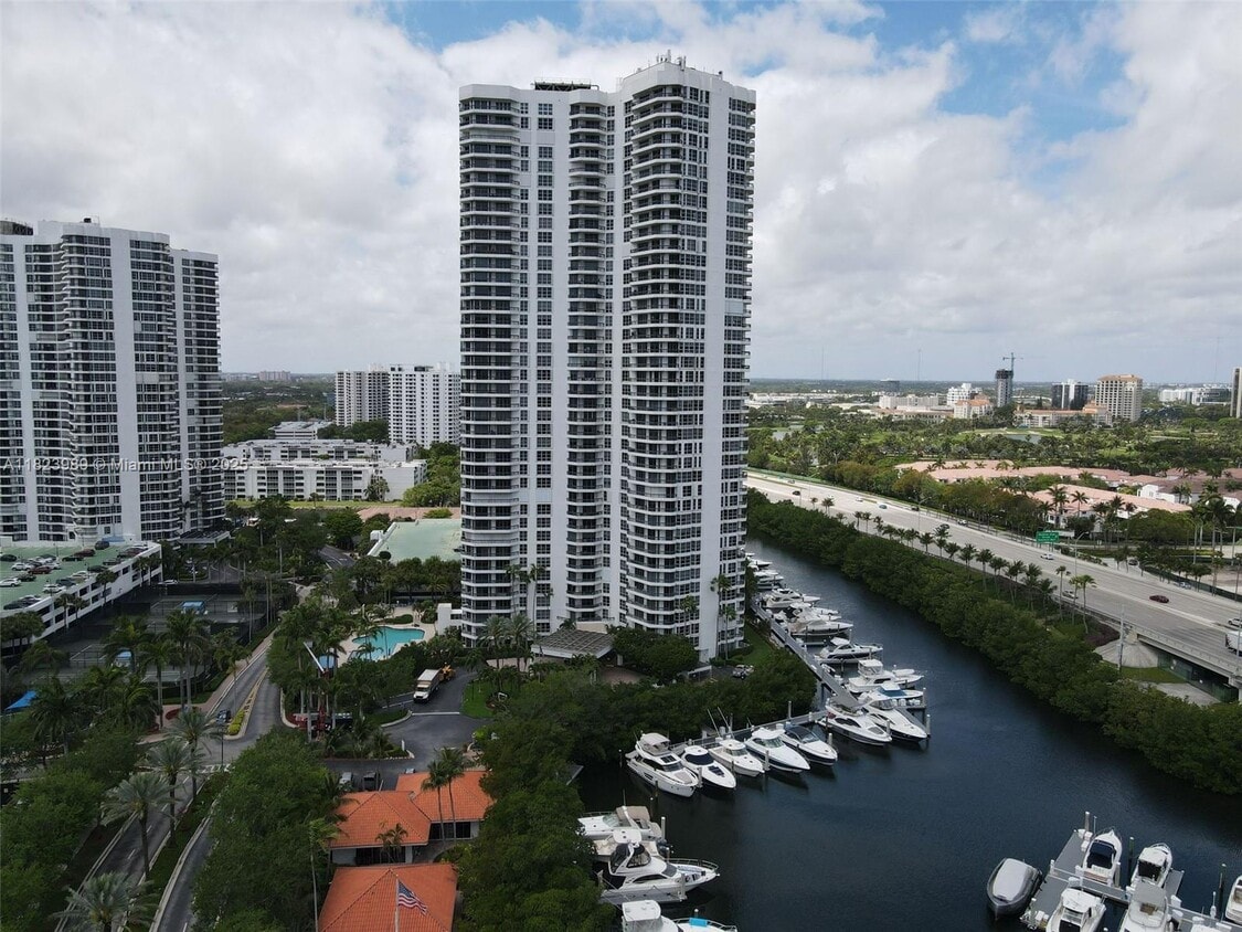 Foto principal - 3500 Mystic Pointe Dr