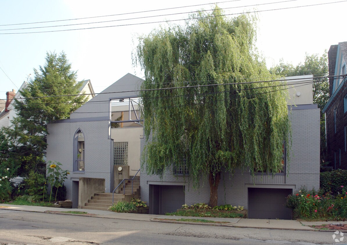Building Photo - 675 College St