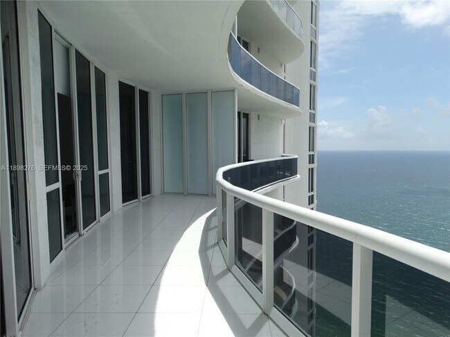 Foto del edificio - 15901 Collins Ave