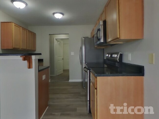 Building Photo - 943 Farmington Trail