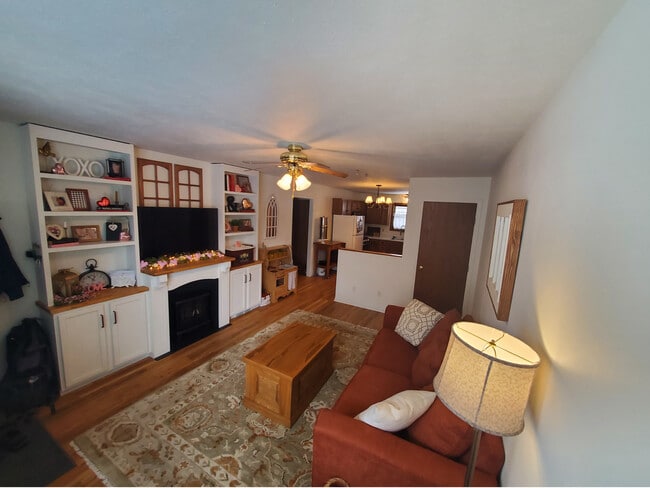 Sala de estar (12'3” x 16'2”) - 822 Banker Rd