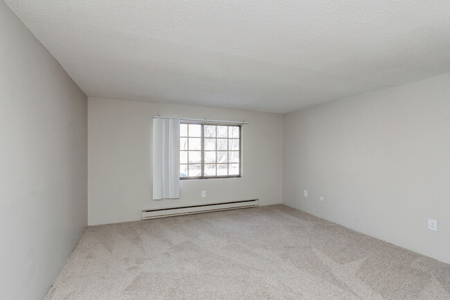 Building Photo - ReNew Taunton Apartment Collection