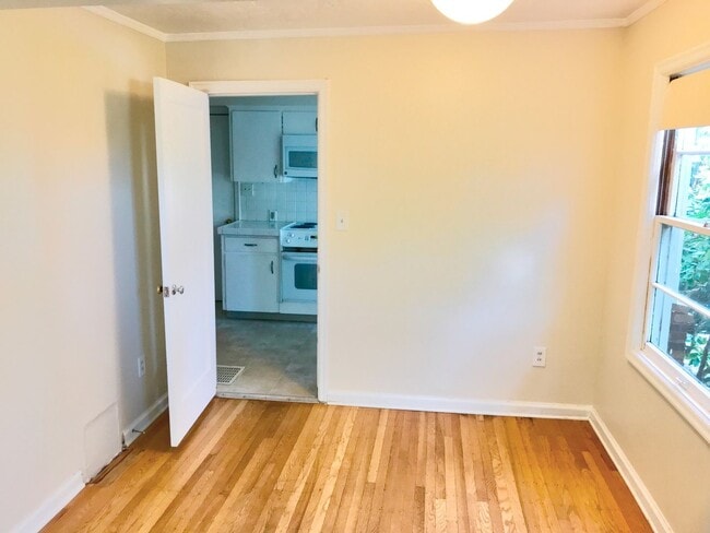 Building Photo - Mt. Tabor Adorable Bungalow on Quiet Stree...