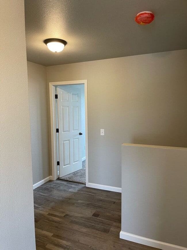 Building Photo - Spacious 3-bed 2.5 Bath - First Month Free!