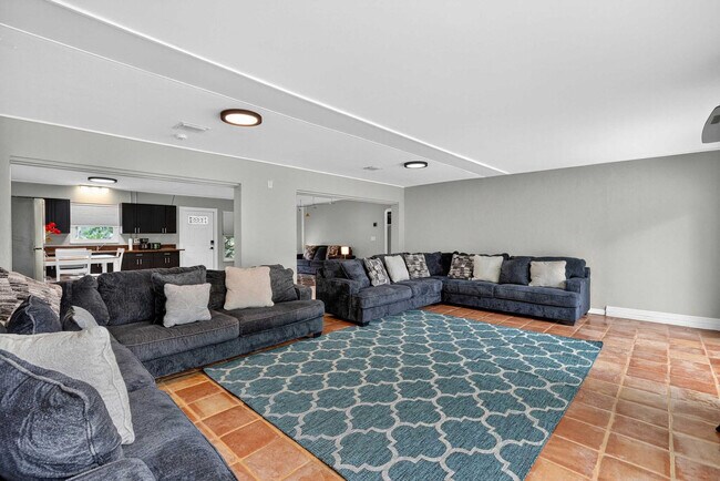 Building Photo - 349 Avenida Madera