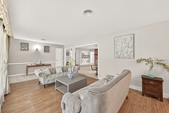 Foto del edificio - 9310 Cliffwood Dr