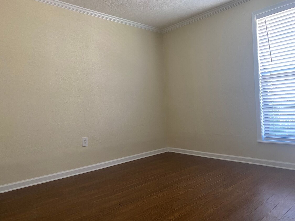 Primary Photo - Beautiful Lake Plaza 1 Bedroom / 1 Bath Co...