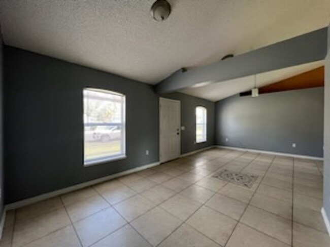 Building Photo - 3 Bedroom 2 Bathroom Home For Rent at 920 ...