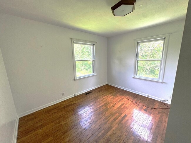Building Photo - 108 E 43rd St