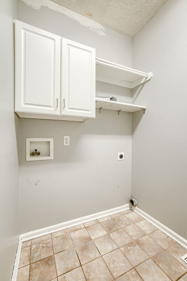 Building Photo - Beautiful 4 Bedroom In Rose Garden Estates!!