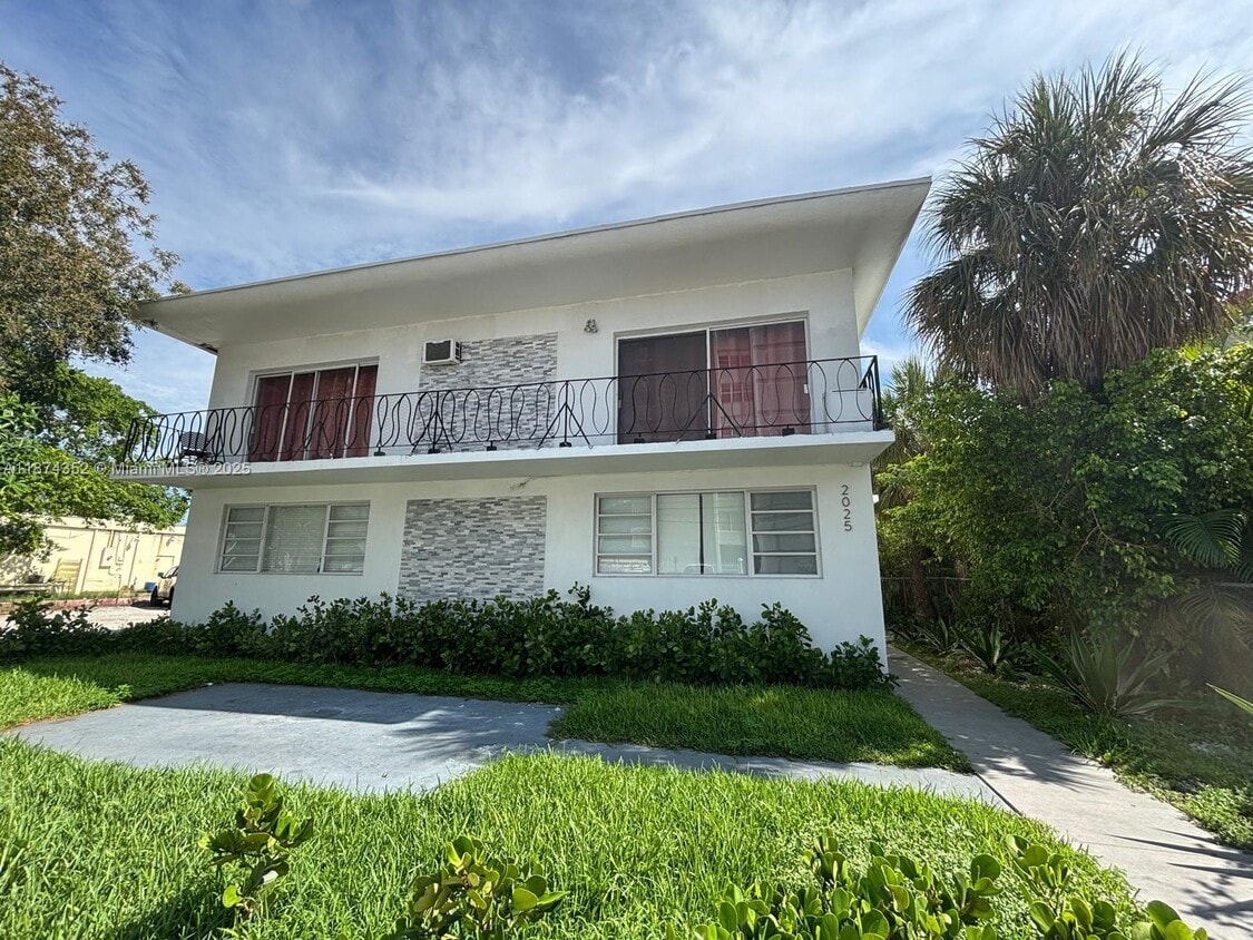 Primary Photo - 2025 Bay Dr