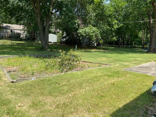 Building Photo - Completely Renovated Ranch