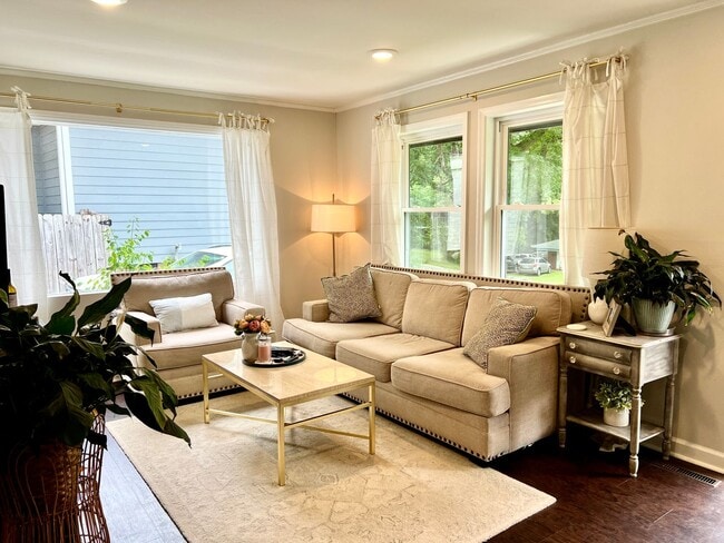 Building Photo - 3 bed 2 bath Single Family Home - Located between Southend, SouthPark & Myers Park