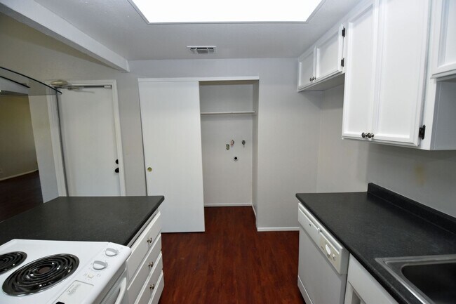 Foto del edificio - 5902-5902 Bourbon Dr
