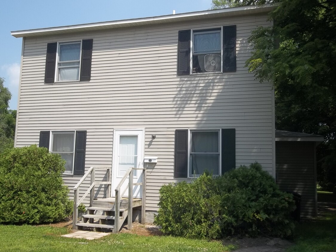 Primary Photo - 215 E Bennett Ave