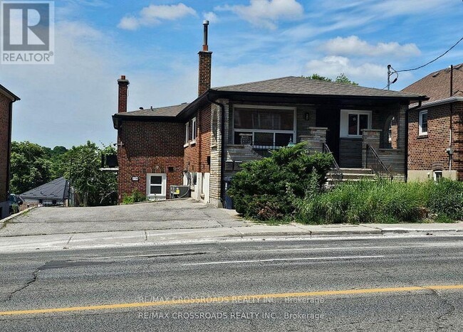 Building Photo - 2170B Dufferin St