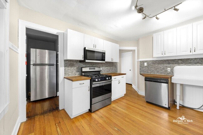 Foto del edificio - Discover Luxurious Harmony in the Heart of Evanston