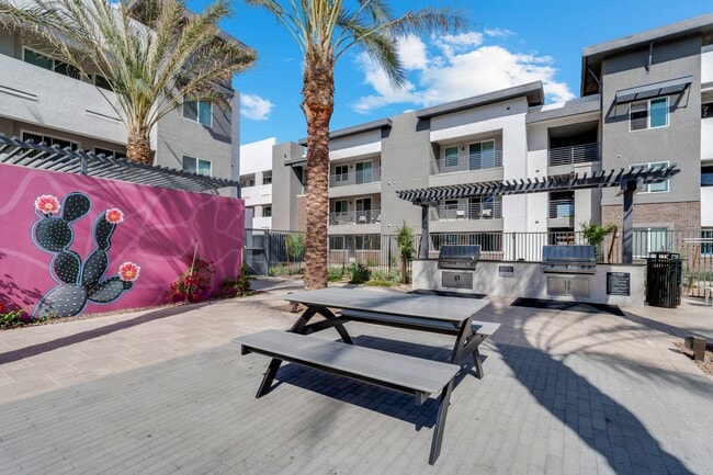 BBQ Area - Acero Val Vista