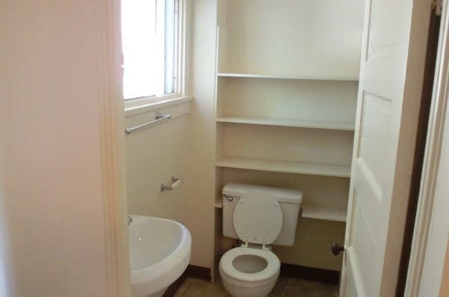 Building Photo - 1 bedroom 1 bath apartment