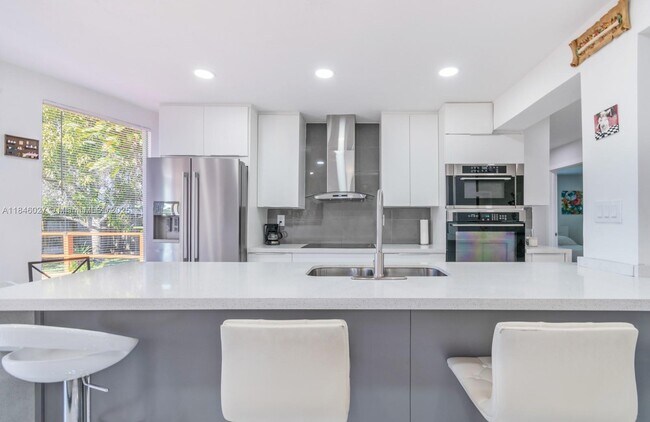 Building Photo - 6613 Westwood Blvd