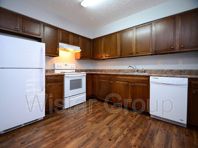 Foto del edificio - 2327 Benson Gardens Blvd