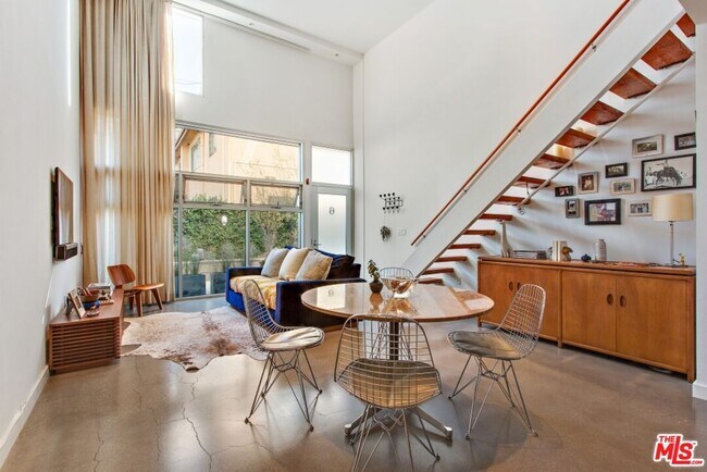 Building Photo - 140 S Gramercy Pl