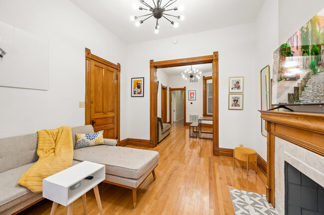 Foto del edificio - 2633 N Sheffield Ave