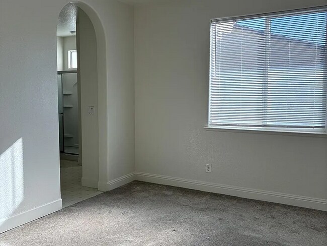 Foto del edificio - Spacious 4-Bedroom Haven with 2 Baths