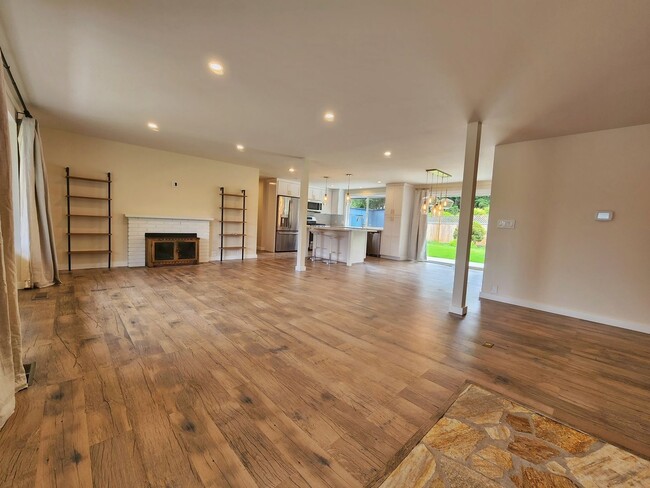 Building Photo - Beautilfully Remodeled 4 Bed 2.75 Bath Ram...