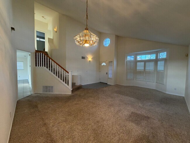 Foto del edificio - Welcome to this stunning 4 bedroom 2.5 bathroom home located in Hayward