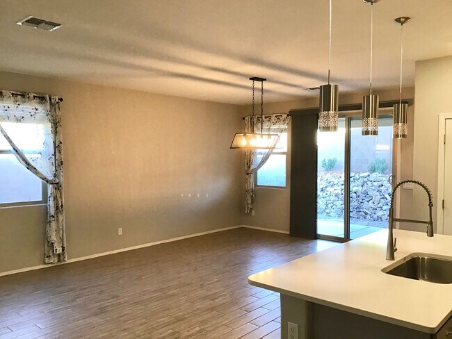 Foto del edificio - Clean, 3 Bdrm + Den, 2 Bath, 1842 sq/ft in...