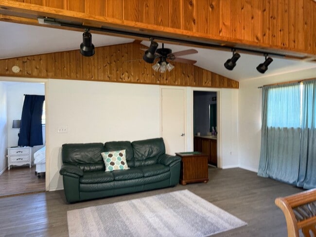 Foto del edificio - Mother in law