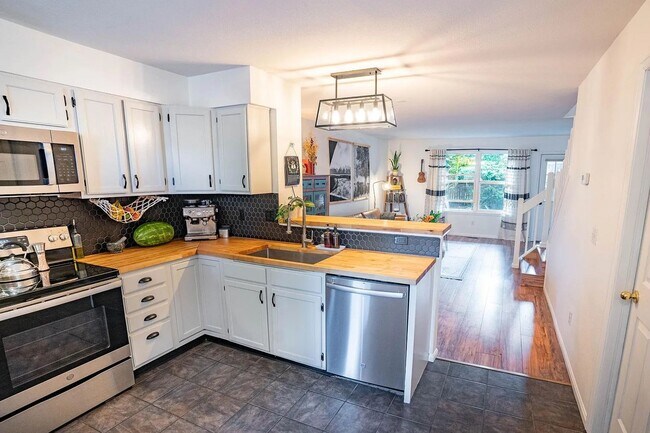 Building Photo - Lousiville Townhome Ready to Lease!